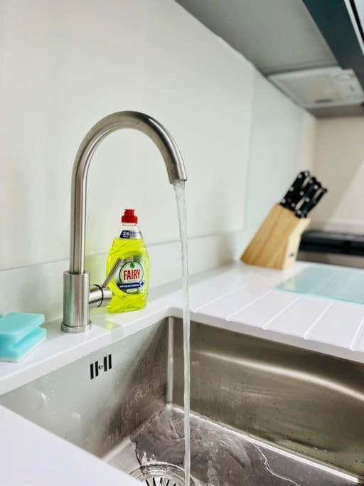 Lovely Studio Apartment With Free Parking Included! แมนเชสเตอร์ ภายนอก รูปภาพ
